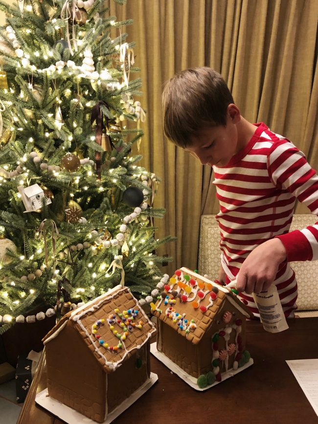 montage-deer-valley-gingerbread-house-making