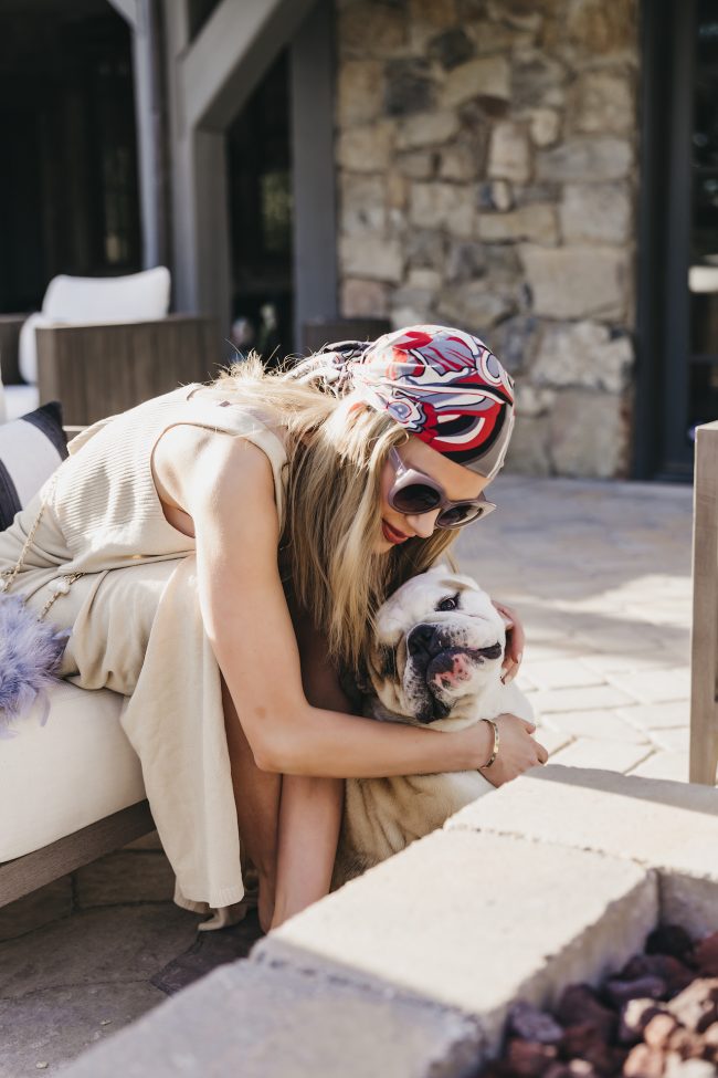 fashion-influencer-with-english-bulldog