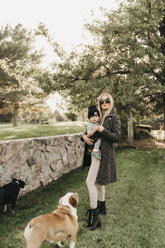 Street Style blogger wearing a transitional outfit baby carrier is artipoppe