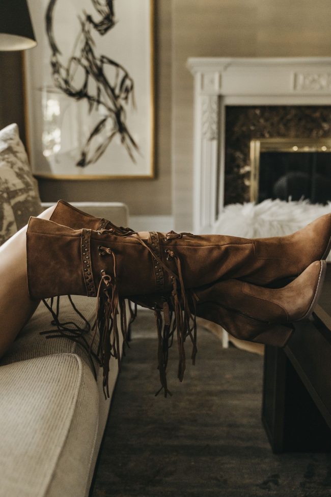 Utah style blogger wearing brown leather boots for a Rocky Mountain look
